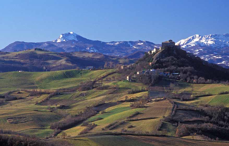 Rossena Il castello ed il crinale appennini © Mario Vianelli