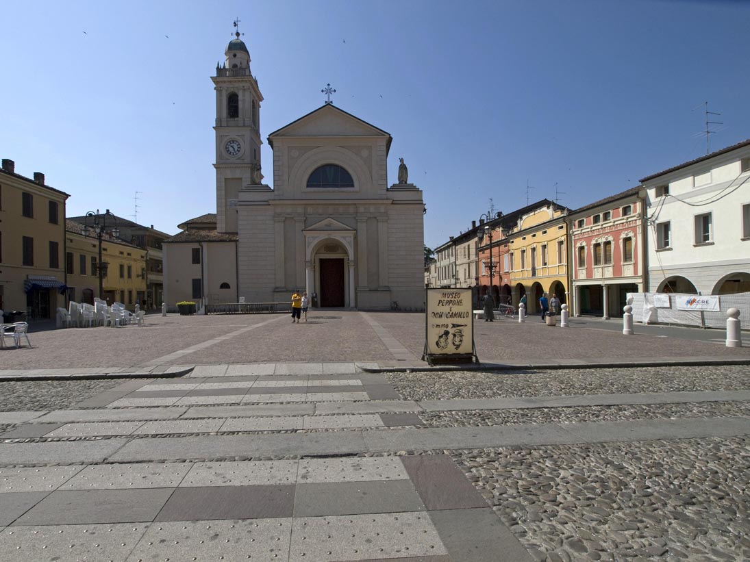 Brescello Piazza Matteotti e chiesa di Santa Maria Nascente © Mario Vianelli