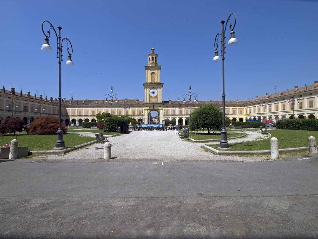 Gualtieri Piazza Bentivoglio e Torre dell'orologio © Mario Vianelli