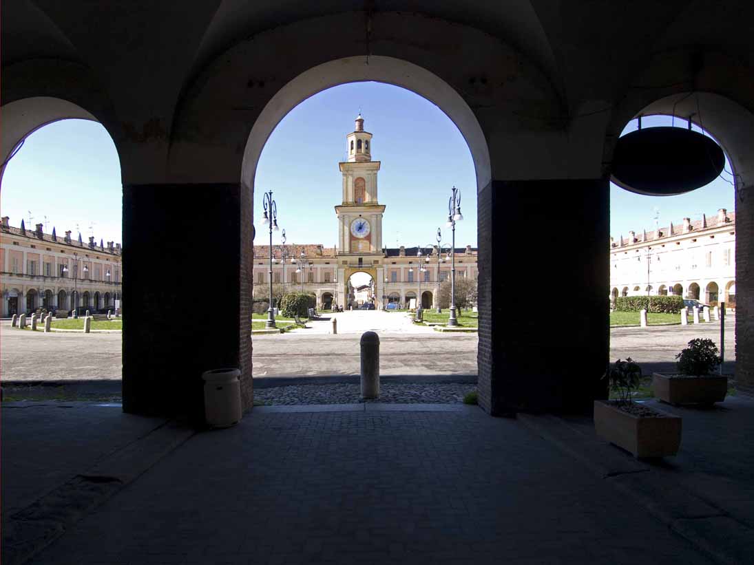 Gualtieri Piazza Bentivoglio e Torre dell'orologio © Mario Vianelli