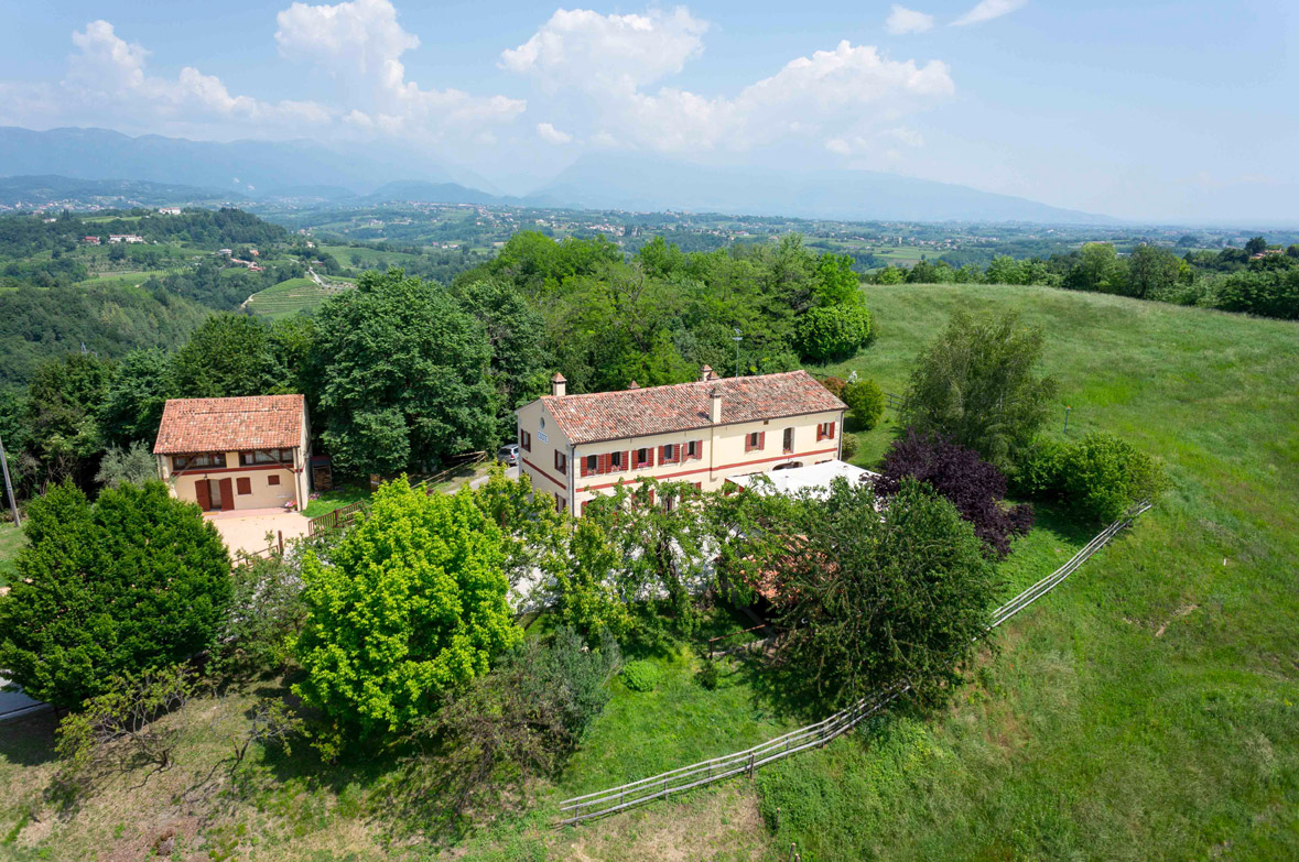 Tenuta Collalto Osteria con paesaggio © Arcangelo Piai