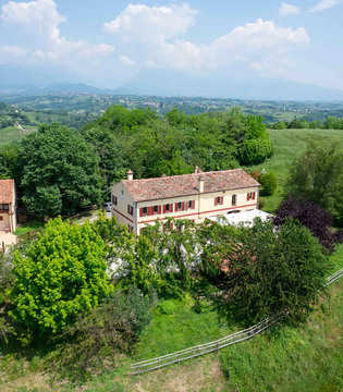 Tenuta Collalto Osteria con paesaggio © Arcangelo Piai