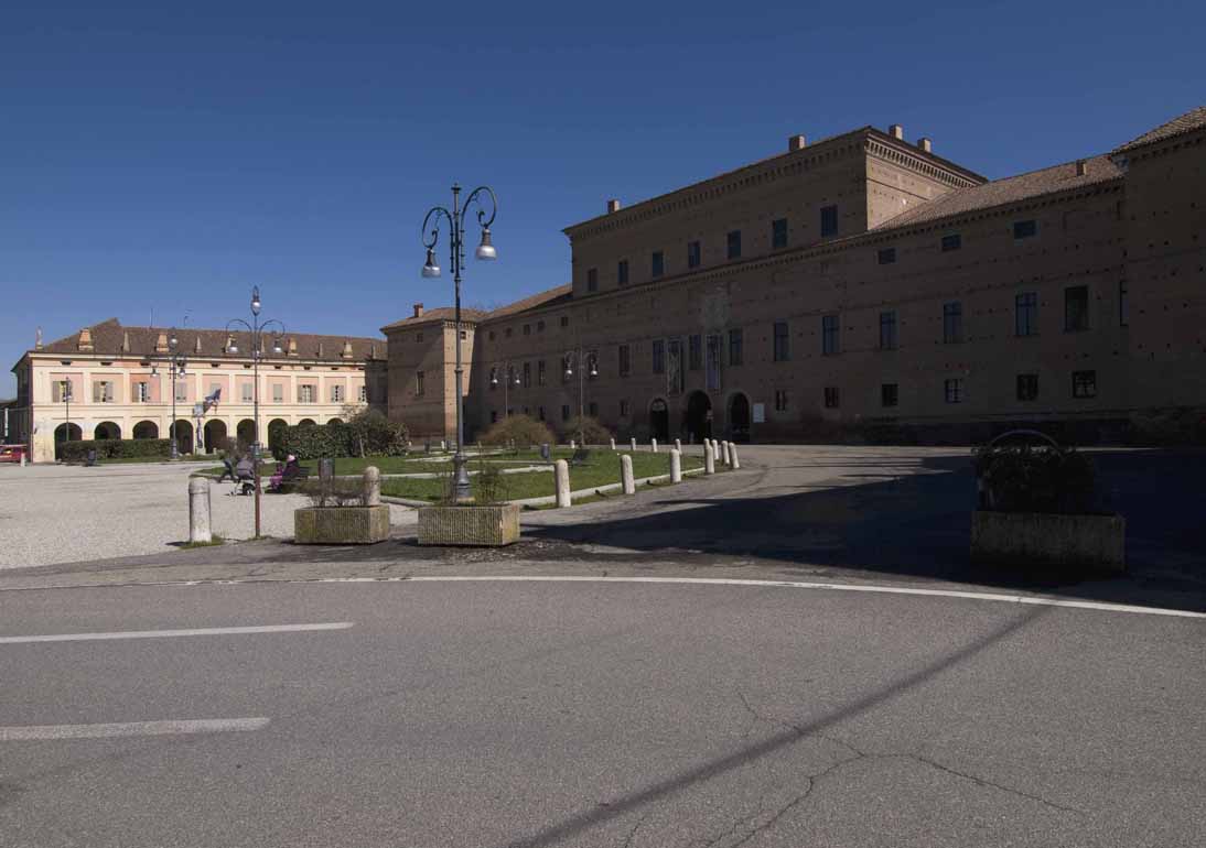 Gualtieri Piazza Bentivoglio e Palazzo Bentivoglio © Mario Vianelli