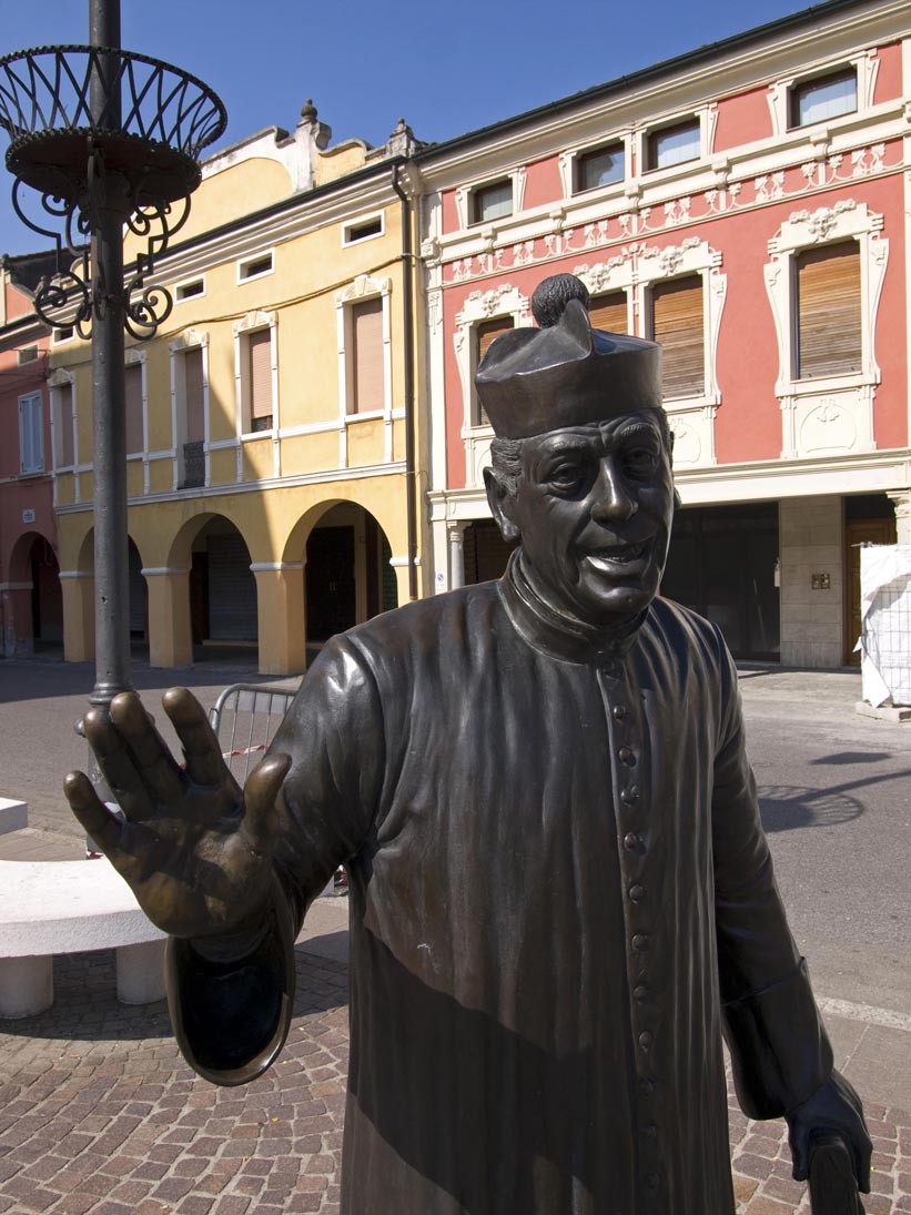 Brescello Piazza Matteotti, statua di don Camillo © Mario Vianelli