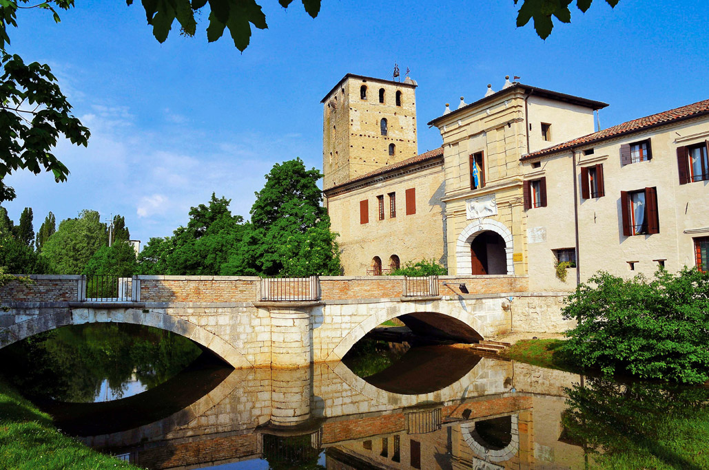 Portobuffolè Vista del ponte di pietra e dell'accesso alla città attraverso Porta Friuli © Guido Zamai