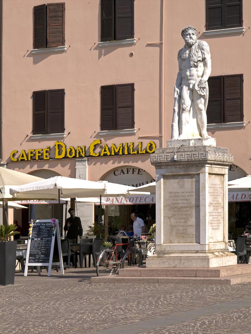Brescello Piazza Matteotti, statua di Ercole del Sansovino © Mario Vianelli