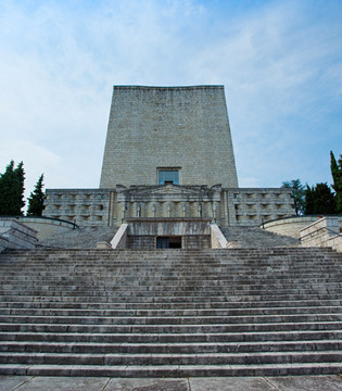 Nervesa della Battaglia Ossario esterno © Archivio fotografico Provincia di Treviso -More Than 2019 -Mattia Gri