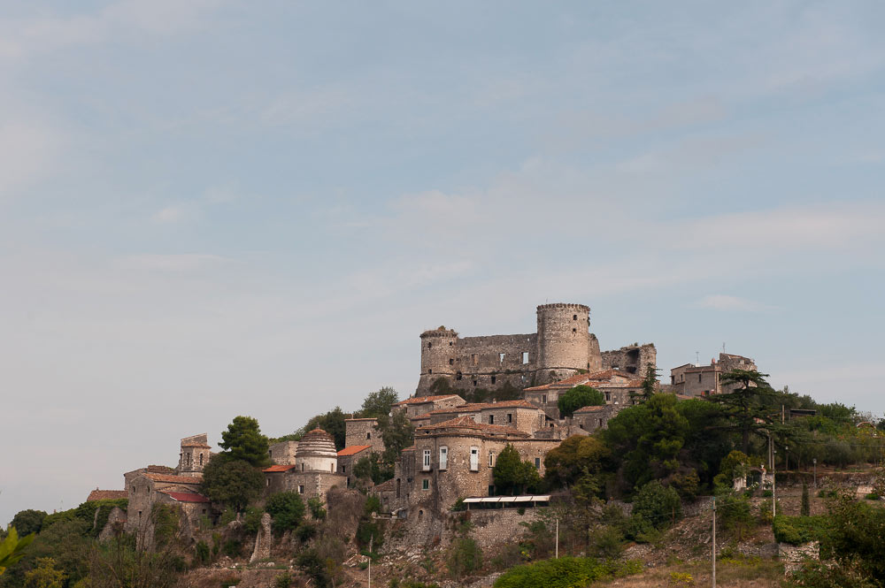 Vairano Patenora Veduta del borgo col castello ©Natalino Russon