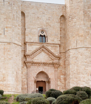 Andria Castel del Monte, facciata e portale © Natalino Russo