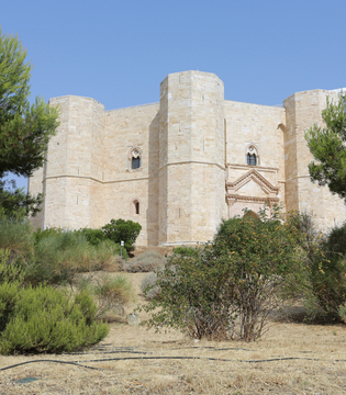 Castel del Monte © A.Rossi, Camaleo S.r.l. (Rm) u2013 si ringrazia: MIC Direzione regionale Musei Puglia, Castel del Monte - Andria (BT)