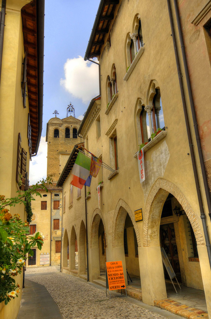 Portobuffolè Via Businello, con vista sul Museo Casa Gaia da Camino (XIII secolo) © Guido Zamai