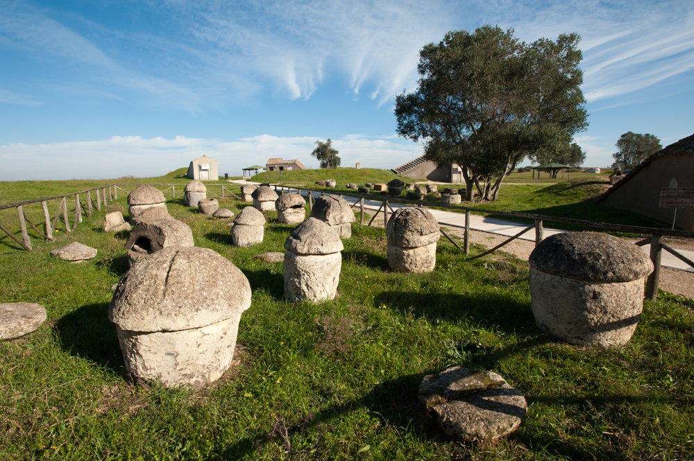 Tarquinia Urne all'ingresso della necropoli ©Fabrizio Ardito