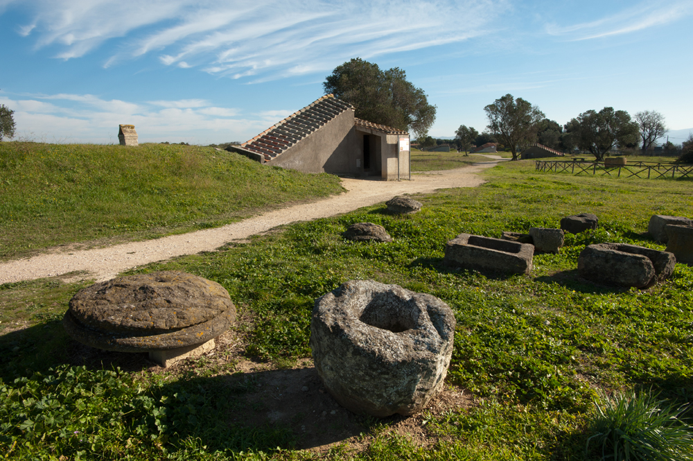 Tarquinia Urne all'ingresso della necropoli ©Fabrizio Ardito