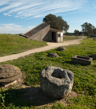 Tarquinia Urne all'ingresso della necropoli ©Fabrizio Ardito
