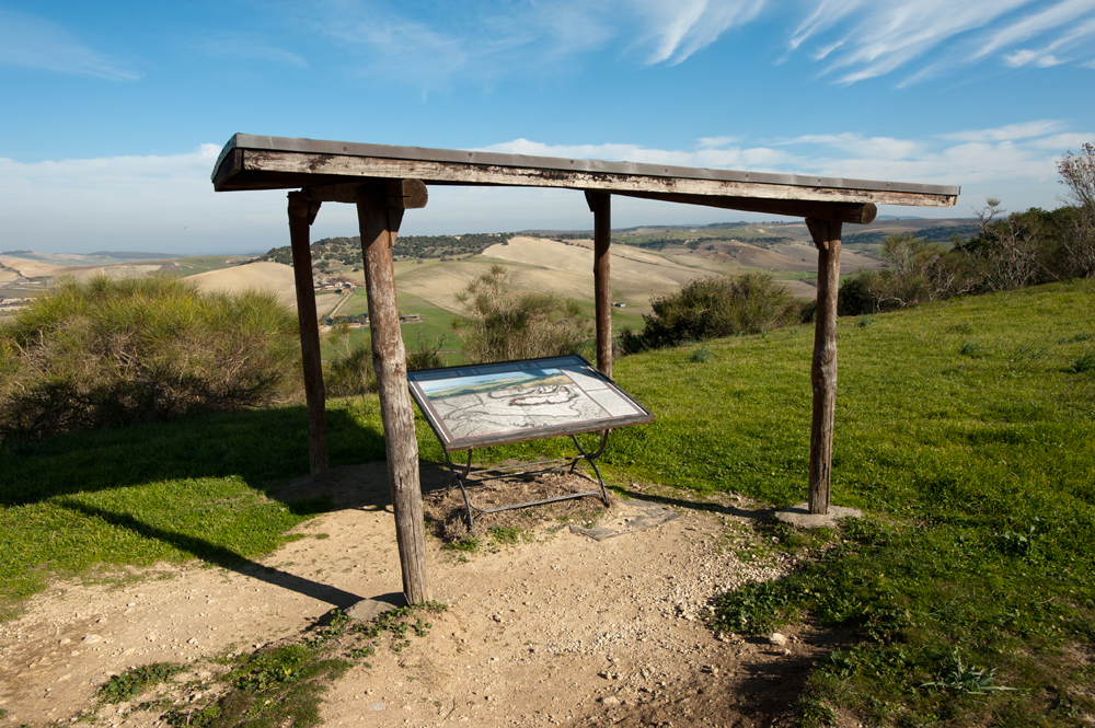 Tarquinia Tavola di orientamento nella necropoli ©Fabrizio Ardito