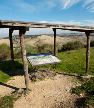 Tarquinia Tavola di orientamento nella necropoli ©Fabrizio Ardito