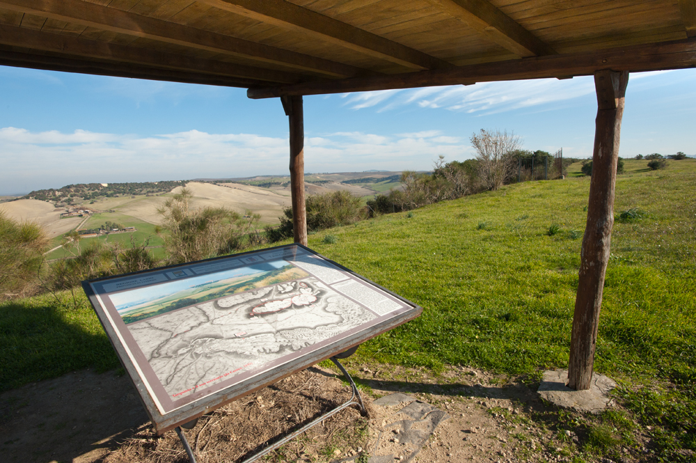 Tarquinia Tavola di orientamento nella necropoli ©Fabrizio Ardito
