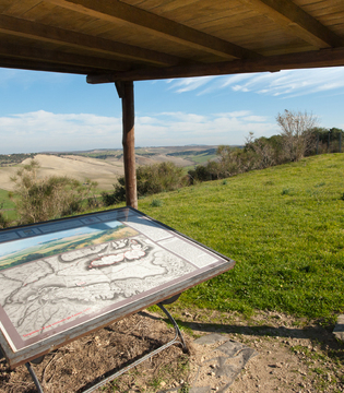 Tarquinia Tavola di orientamento nella necropoli ©Fabrizio Ardito