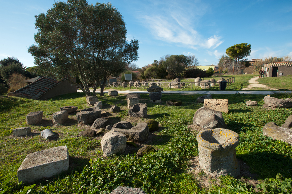 Tarquinia Urne all'ingresso della necropoli ©Fabrizio Ardito