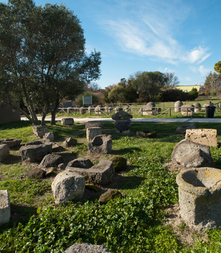 Tarquinia Urne all'ingresso della necropoli ©Fabrizio Ardito