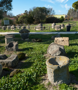 Tarquinia Urne all'ingresso della necropoli ©Fabrizio Ardito