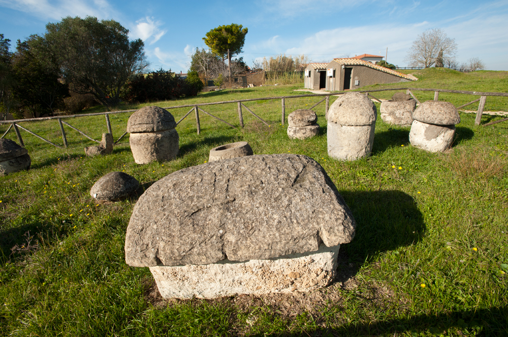 Tarquinia Urne all'ingresso della necropoli ©Fabrizio Ardito