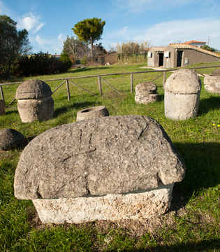Tarquinia Urne all'ingresso della necropoli ©Fabrizio Ardito