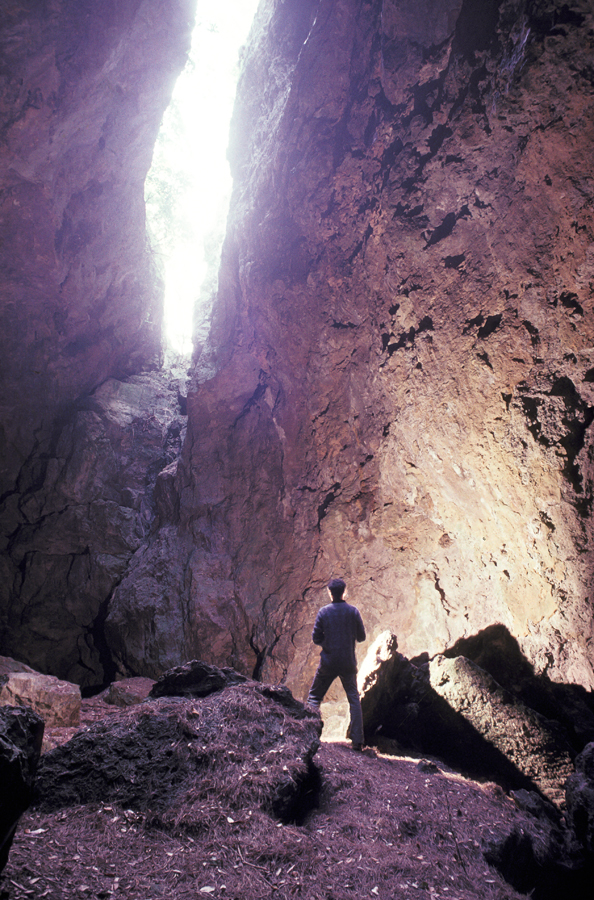 Lo spacco della Regina, frattura naturale nella rupe di Ansedonia ©Fabrizio Ardito