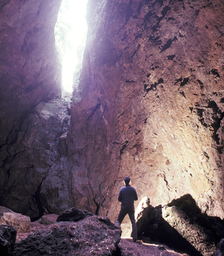 Lo spacco della Regina, frattura naturale nella rupe di Ansedonia ©Fabrizio Ardito