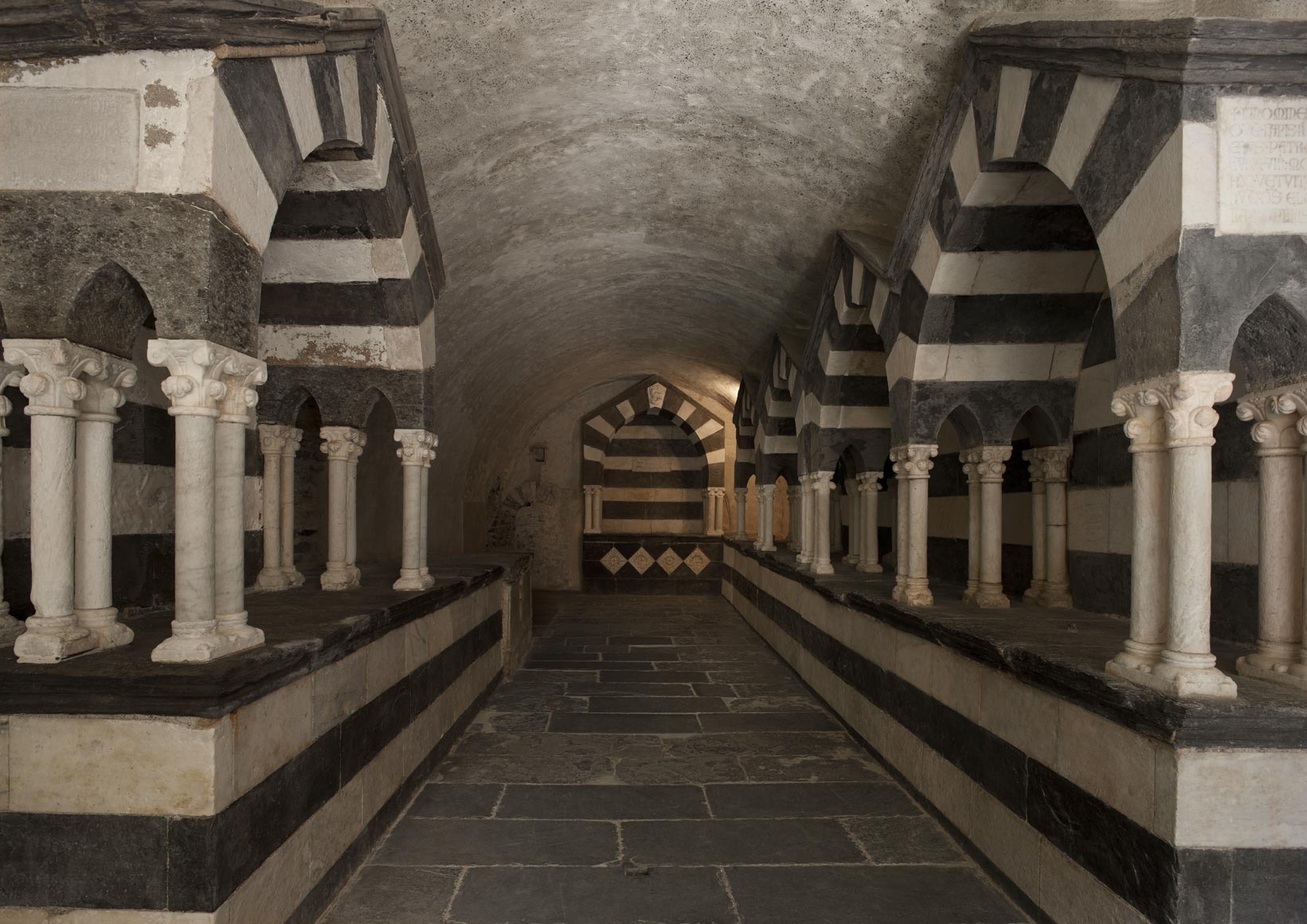 Le tombe dei Doria del XIII-XIV secolo, con le caratteristiche arche bicrome ©Santi Caleca, 2012 © FAI u2013 Fondo Ambiente Italiano.