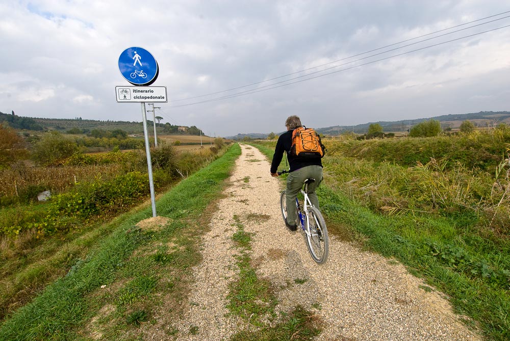Val di Chiana La ciclabile sull'argine tra Chiusi e il lago omonimo ©Fabrizio Ardito