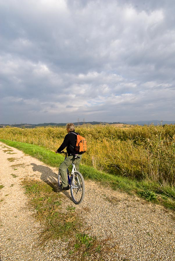 Val di Chiana La ciclabile sull'argine tra Chiusi e il lago omonimo ©Fabrizio Ardito