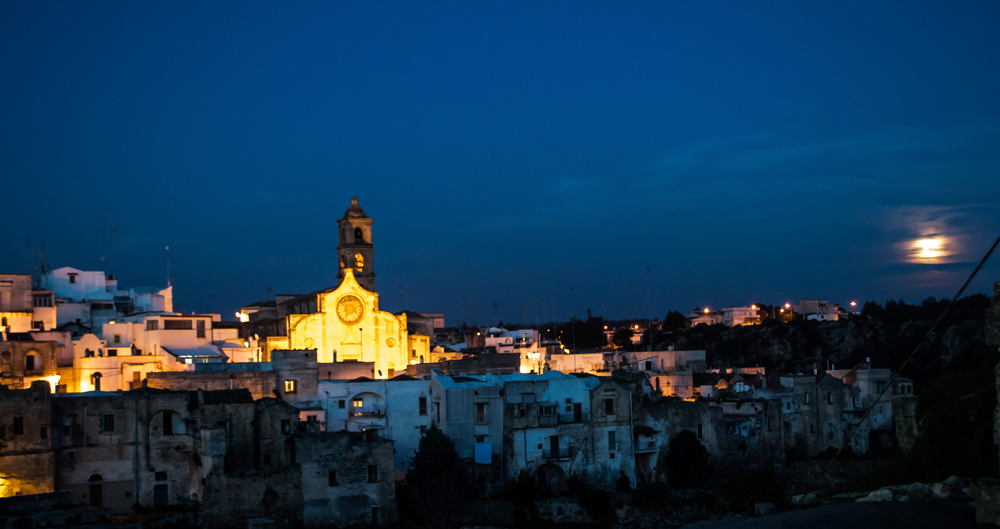 Laterza Veduta notturna con la Chiesa © Chiave di Volta/Domenica Bellini