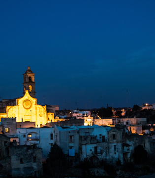 Laterza Veduta notturna con la Chiesa © Chiave di Volta/Domenica Bellini
