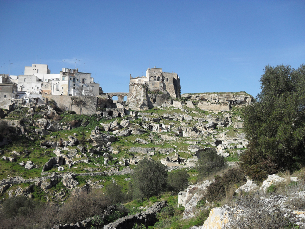 Ginosa Il castello visto dalla gravina © Adriana Pignataro