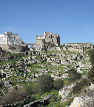 Ginosa Il castello visto dalla gravina © Adriana Pignataro