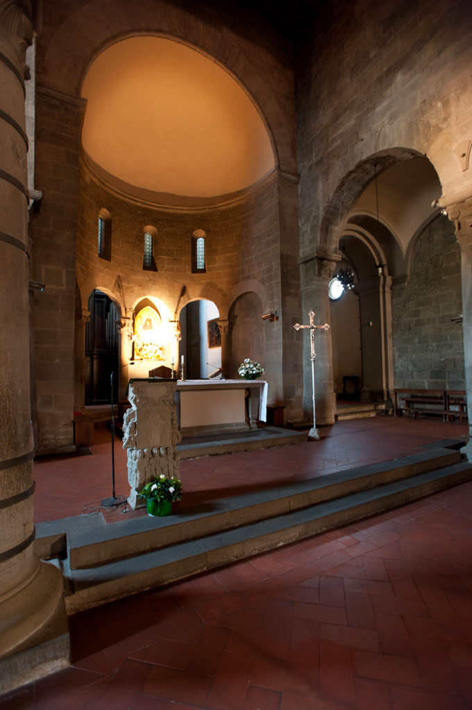 Stia Santa Maria delle Grazie, altare e abside © Fabrizio Ardito