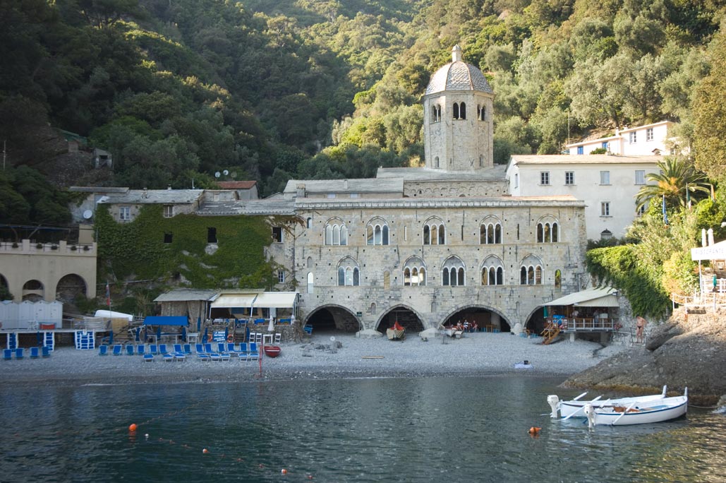 La facciata dell'Abbazia di San Fruttuoso verso il mare©Giorgio Majino Fotografo, 2006 © FAI u2013 Fondo Ambiente Italiano.