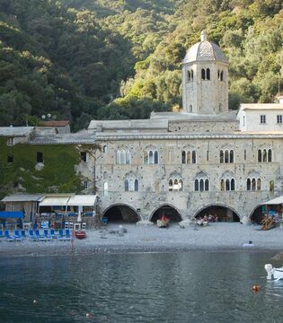 La facciata dell'Abbazia di San Fruttuoso verso il mare©Giorgio Majino Fotografo, 2006 © FAI u2013 Fondo Ambiente Italiano.