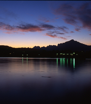 Lago di Santa Croce Panorama notturno ©Consorzio Alpago Cansiglio