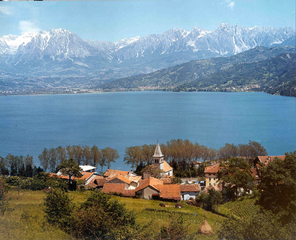 Lago di Santa Croce Veduta del lago dal paesino di Santa Croce ©Archivio Provincia di Belluno