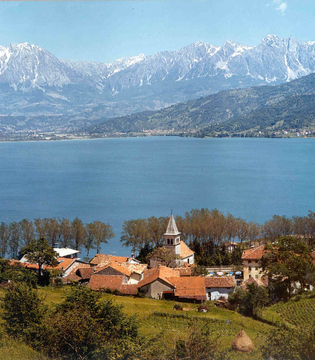 Lago di Santa Croce Veduta del lago dal paesino di Santa Croce ©Archivio Provincia di Belluno