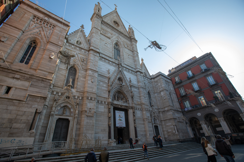 Napoli Facciata Duomo © A.Rossi, Cameleo S.r.l. (Rm) - si ringraziano: il Sindaco e l'Ufficio Cinema del Comune di Napoli e l'Associazione Guide turistiche Campania