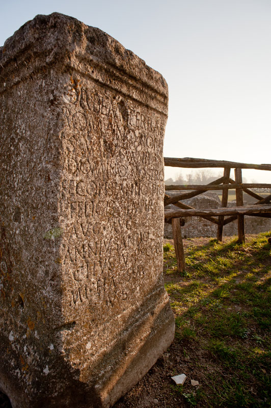 Mirebella Eclano  Cippo nel sito della romana Aeclanum  © Natalino Russo