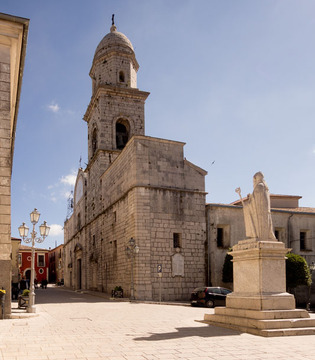 Nusco  Piazza Sant'Amato con la cattedrale  © Natalino Russo