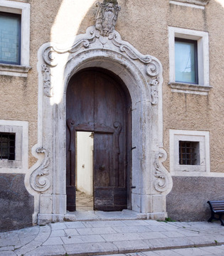 Nusco  Il portale dell'Episcopio  © Natalino Russo