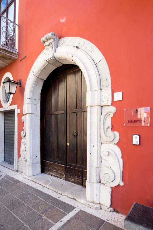 Nusco  Portale di un palazzetto nel centro storico  © Natalino Russo