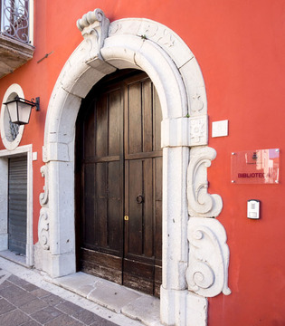 Nusco  Portale di un palazzetto nel centro storico  © Natalino Russo
