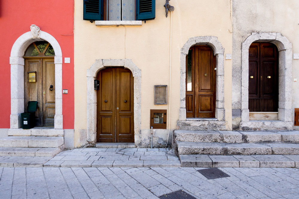 Nusco  Vecchi portali in pietra nel borgo medievale  © Natalino Russo