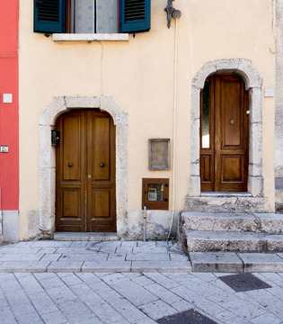 Nusco  Vecchi portali in pietra nel borgo medievale  © Natalino Russo